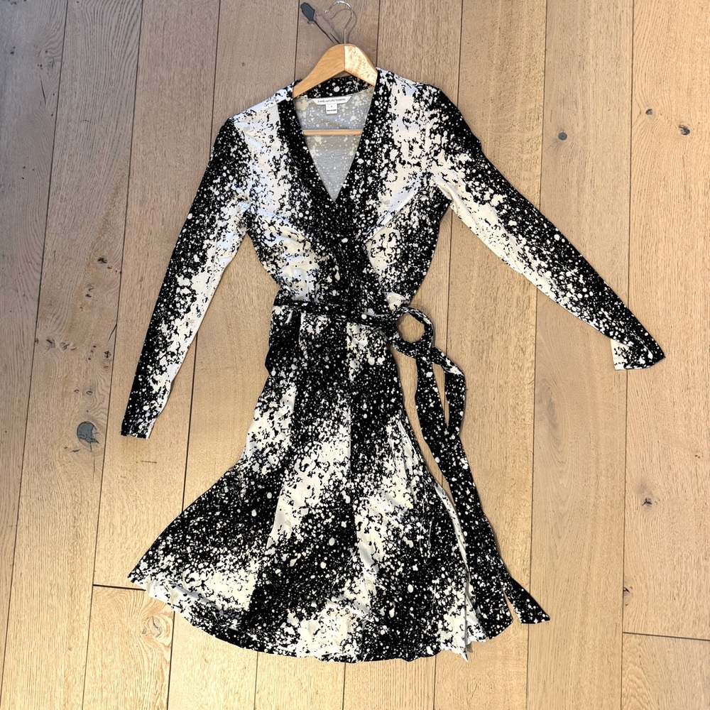 DVF Diane Von Furstenberg 100% Silk Wrap Dress- Black and White, Size 4